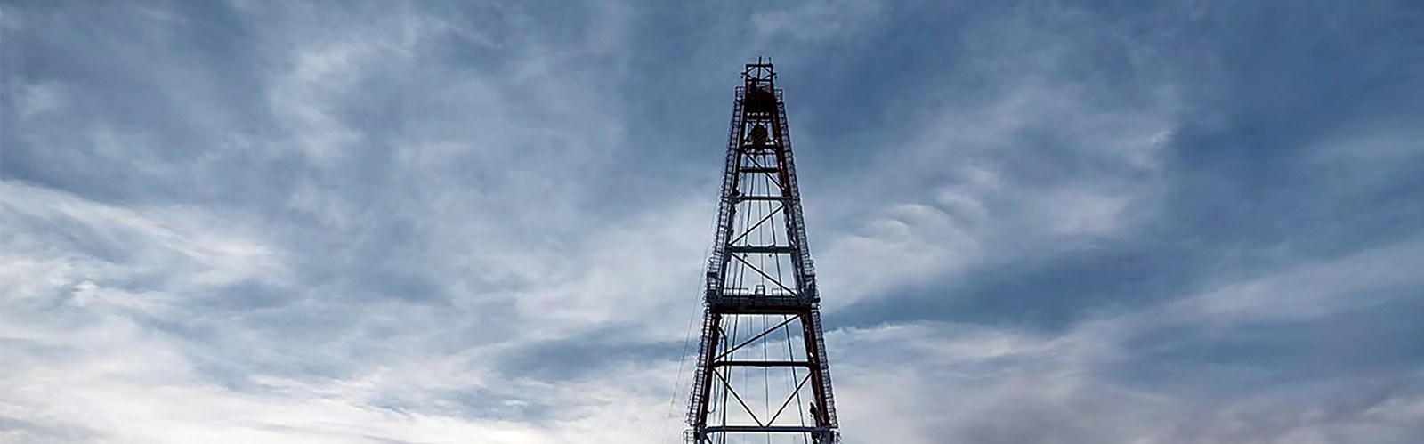 Saudi Arabia · 3000HP drilling rig VFD. Field photograph from the company application-cases materials.